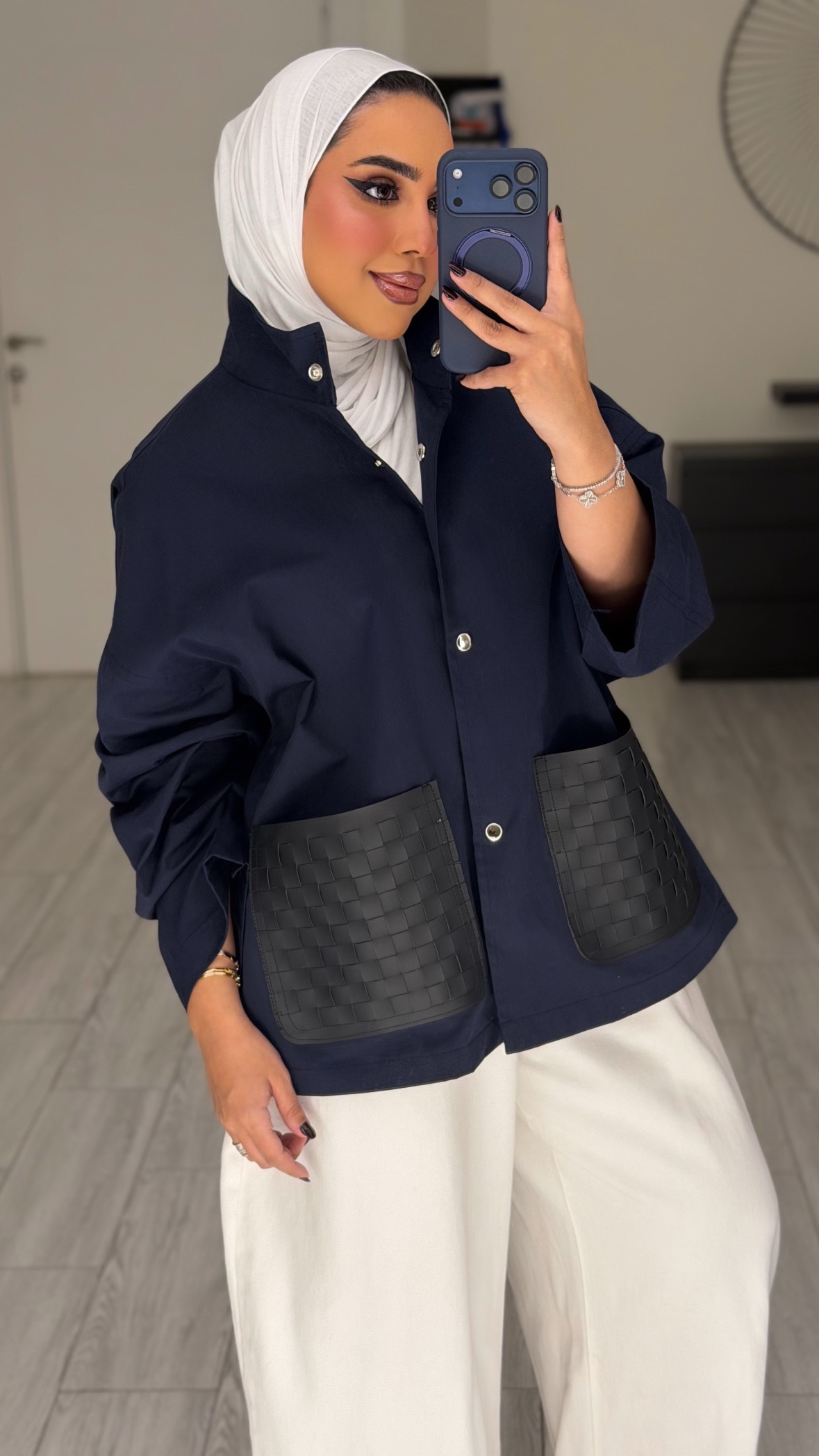 Navy jacket - black leather pockets - الصورة 2