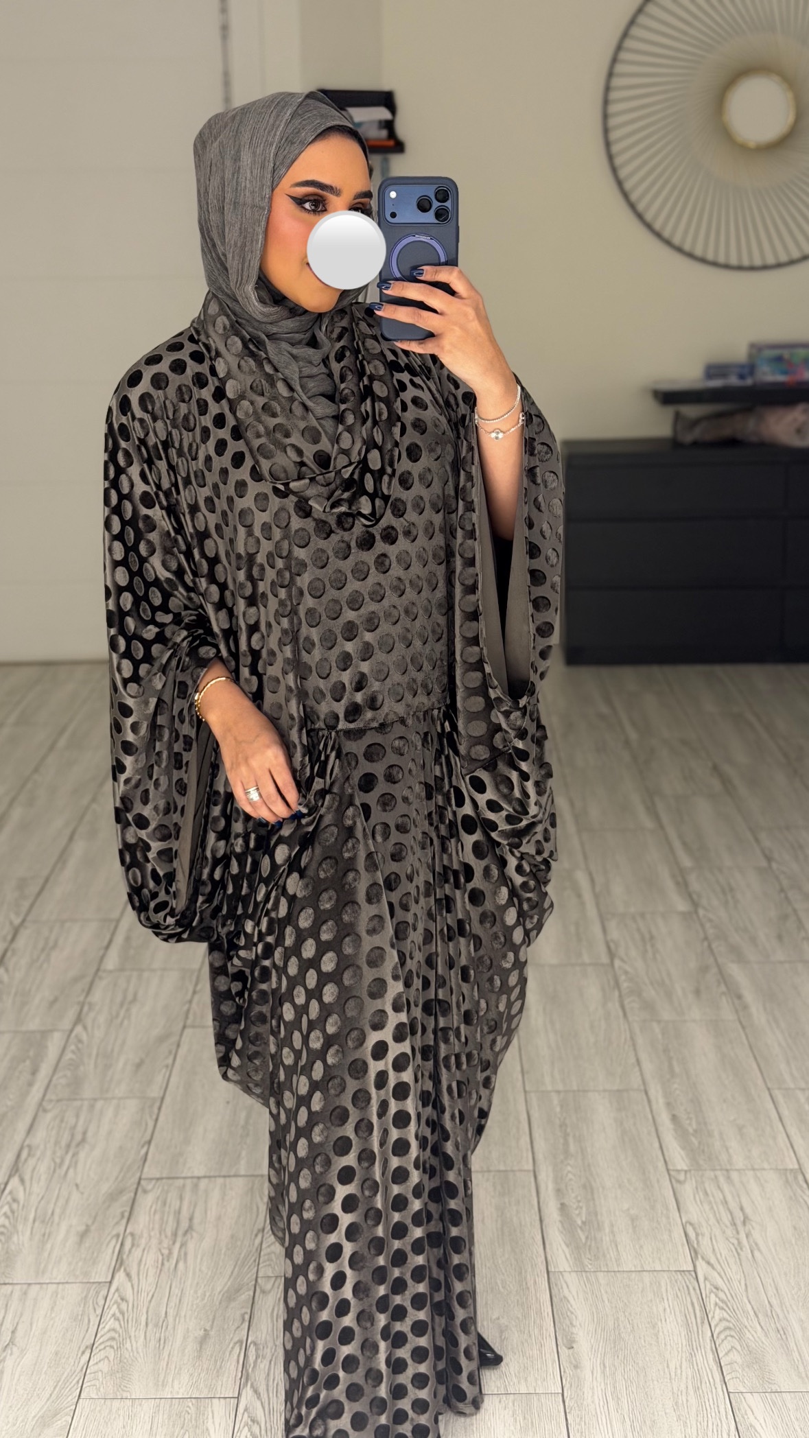 دراعه فري سايز مخمل منقط - رمادي - الصورة 2