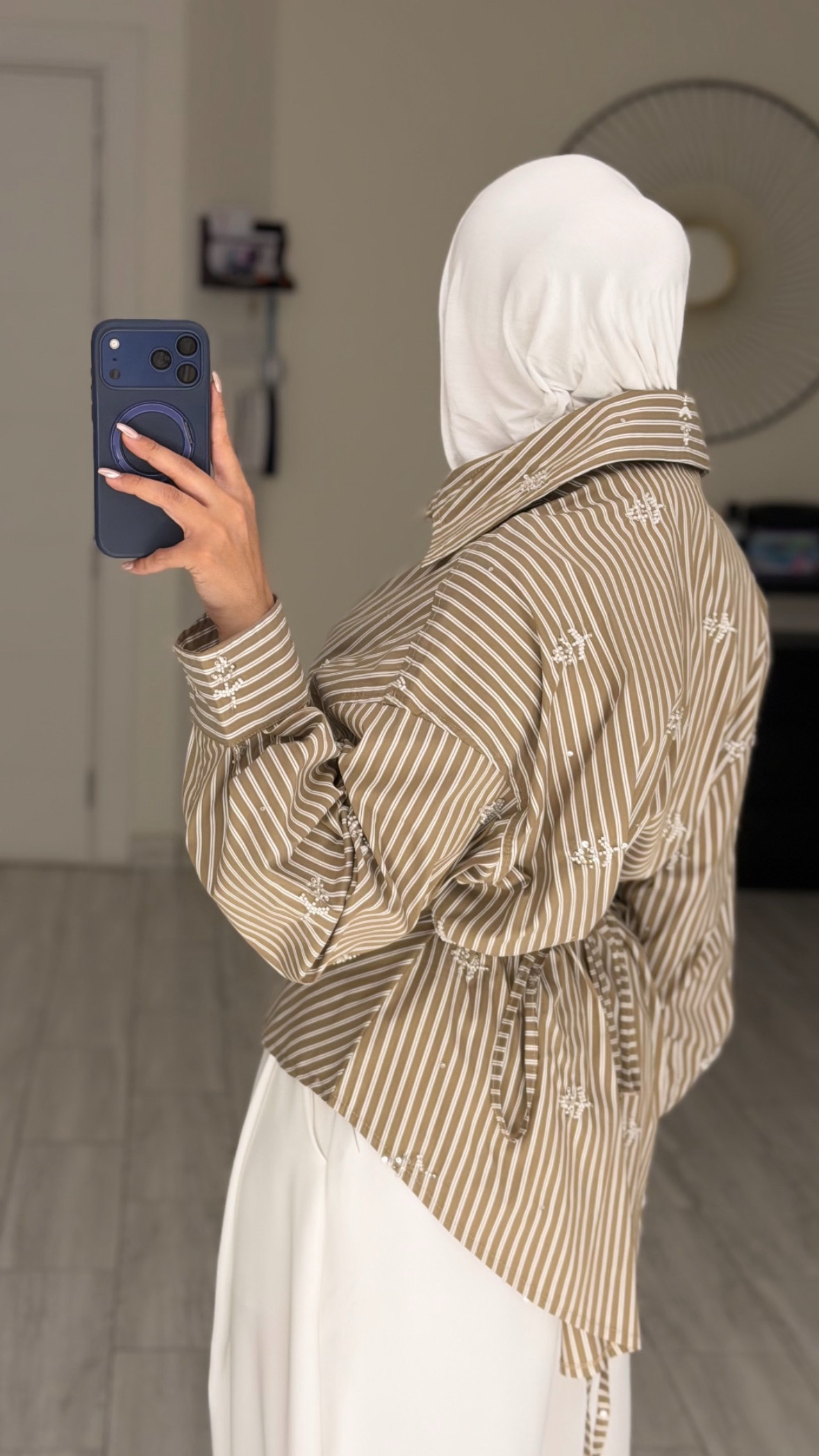 Beige Lines Shirt - Only shirt - الصورة 2