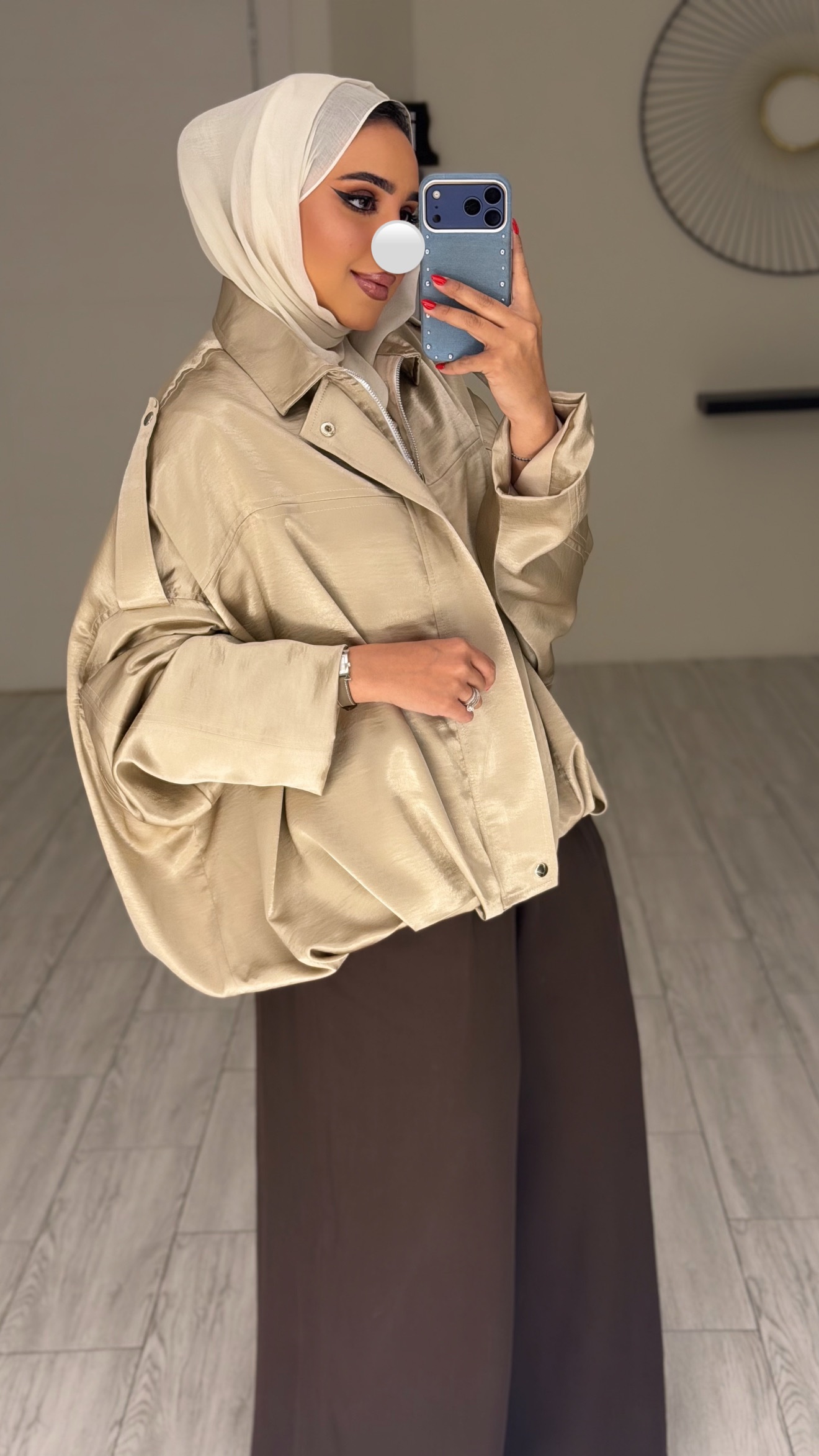 Golden silk jacket - الصورة 6