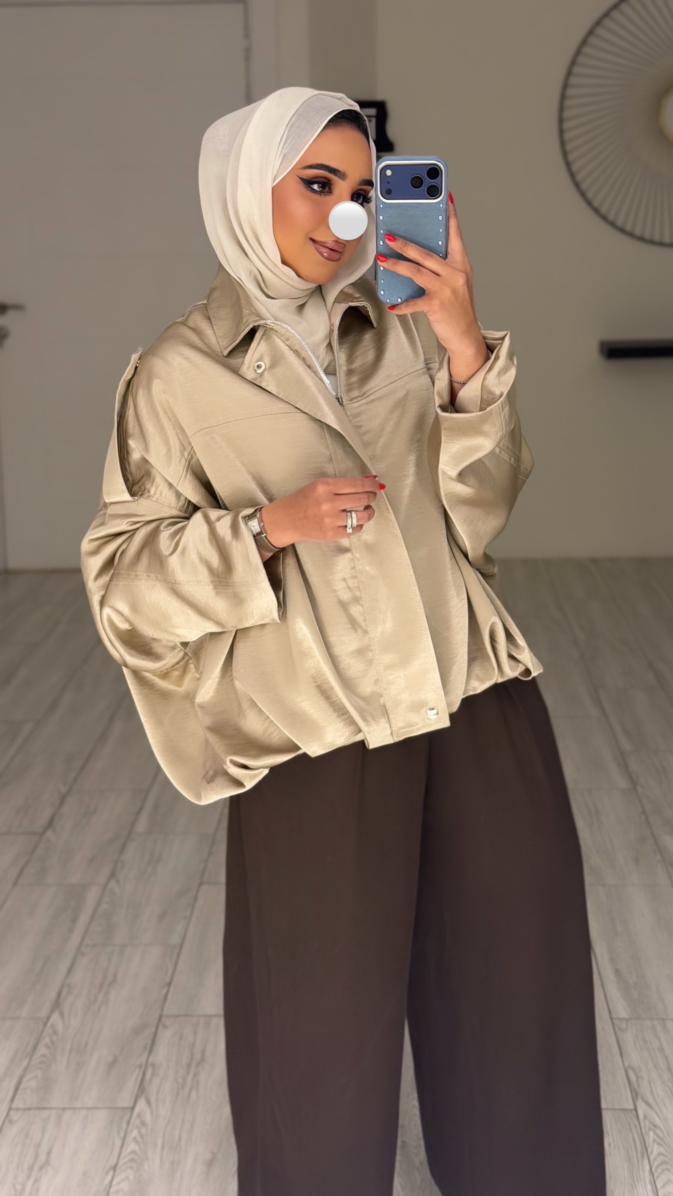Golden silk jacket - الصورة 3